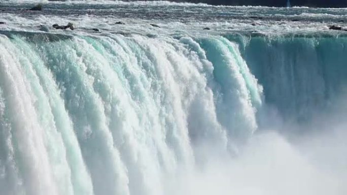 特写: 强大的尼亚加拉瀑布白水瀑布落在陡峭的边缘