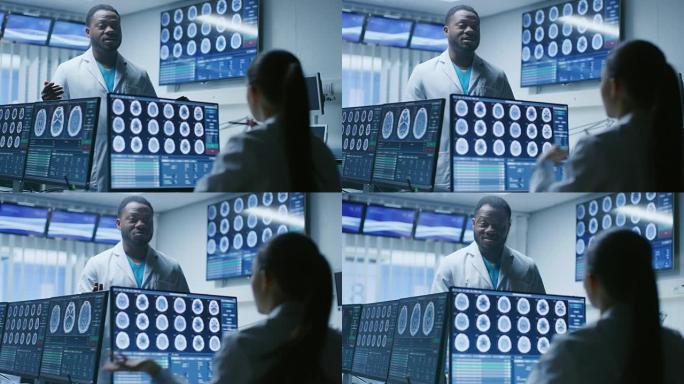 脑研究实验室的两名医学科学家讨论了神经生理学项目的进展。神经科学家使用带有MRI的个人计算机，ct扫