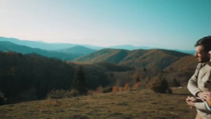 男人和女人在山顶徒步旅行