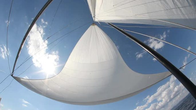 太阳和满是风的帆航行浪花扬帆起航飞艇大海