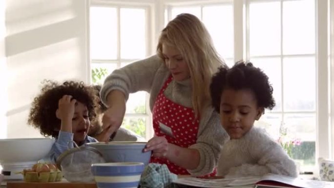 在R3D上拍摄的母亲和孩子在家烤蛋糕