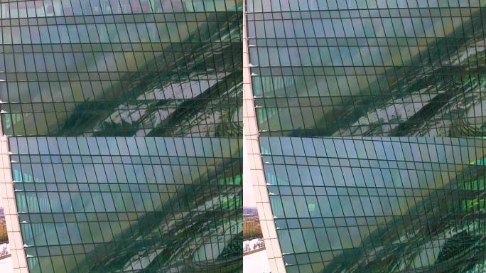带倒影的城市办公室窗户。城市中的摩天大楼建筑。