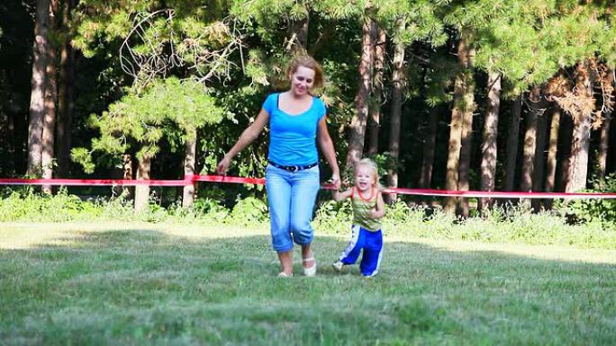 快乐的母亲和她的小男孩跑步-HD