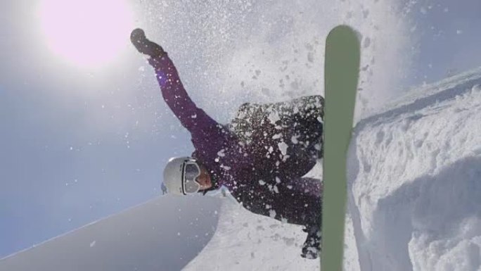慢动作: 年轻的专业滑雪者在阳光明媚的雪地公园的半管壁上滑动