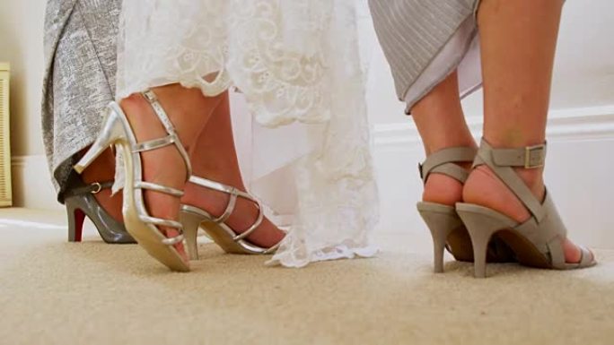 新娘和伴娘炫耀他们的鞋子4K 4k