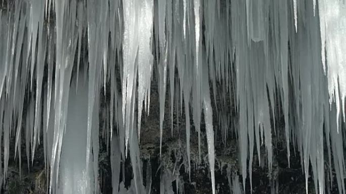 冬季关闭悬挂在山墙上的数千个尖锐的冰柱