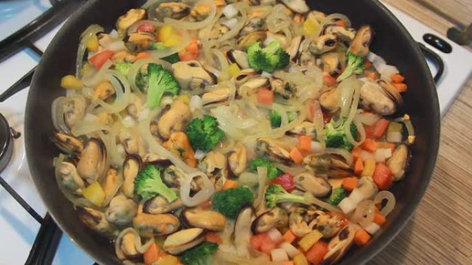 在锅里烹饪贻贝和五颜六色的蔬菜