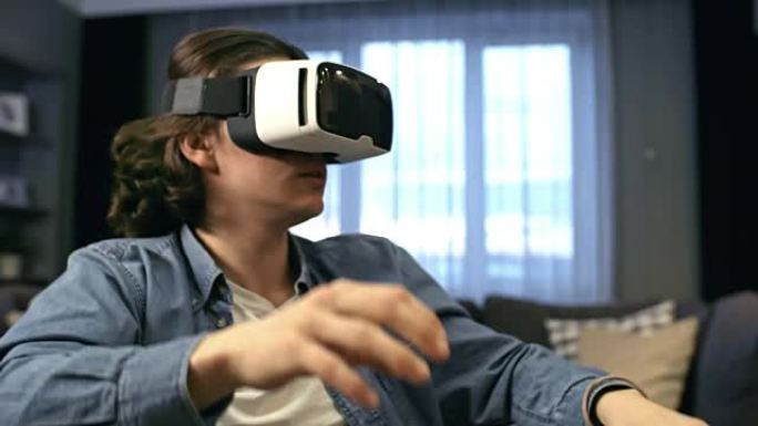 截瘫男子尝试VR护目镜