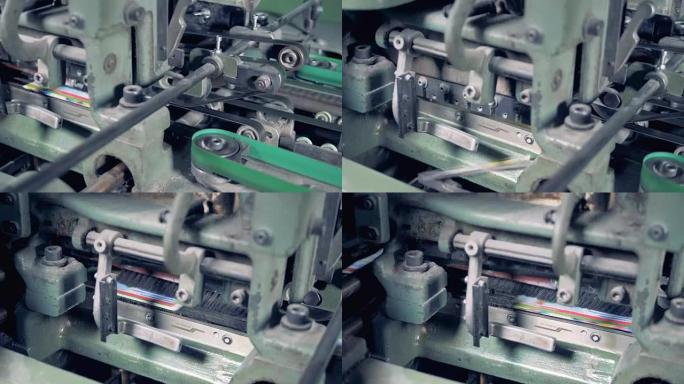 工厂机器正在剪切彩色报纸的过多部分