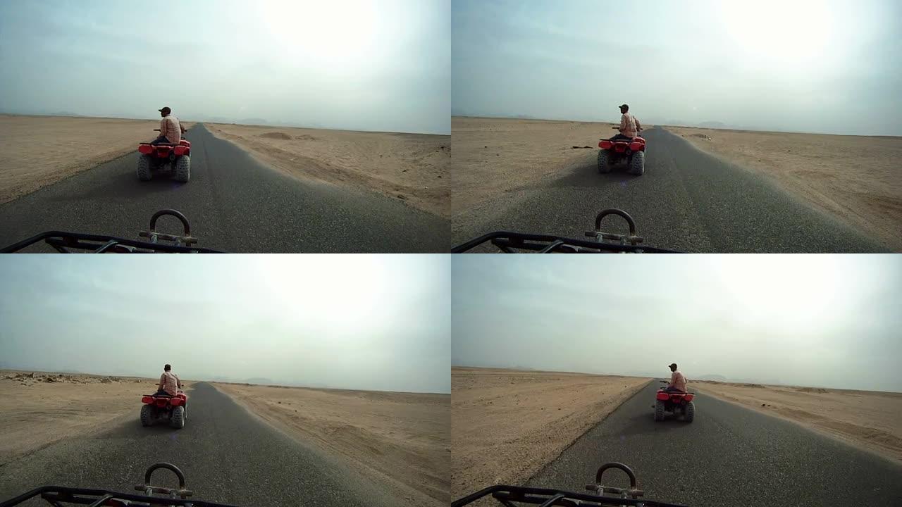 驾驶四轮摩托车穿越沙漠