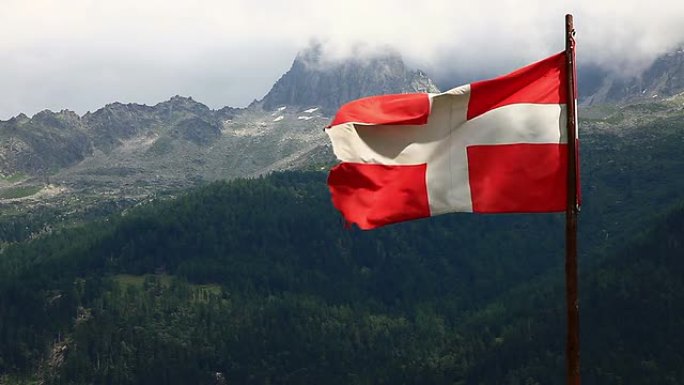 丹麦国旗和山峰丹麦国旗和山峰