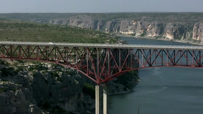 高清1080i卡车驶过德克萨斯州大桥2