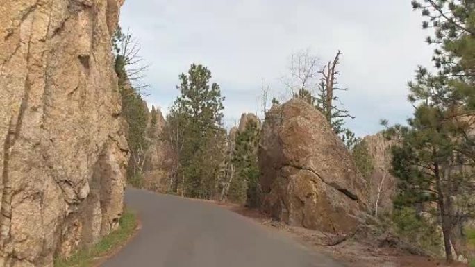 POV: 在Needles高速公路上风景秀丽的行驶，经过黑山雄伟的岩石尖顶