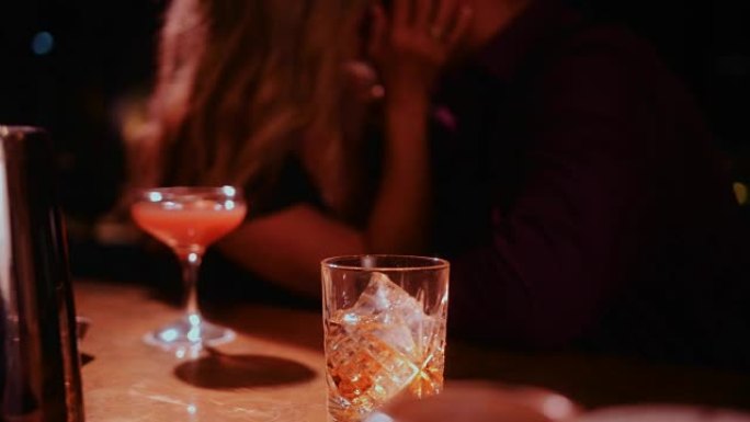 约会之夜的夫妇坐在酒吧柜台上接吻