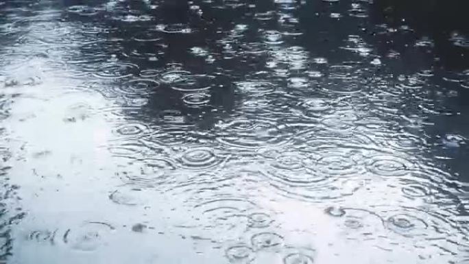 雨水以慢动作落在人行道上。
