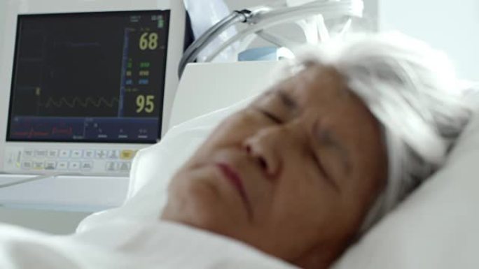 睡在医院病床上的老年妇女