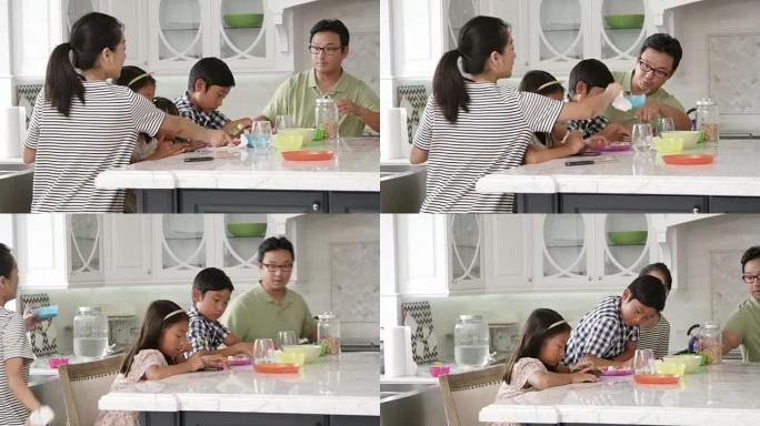 家人吃早餐，玩R3D上拍摄的电脑游戏