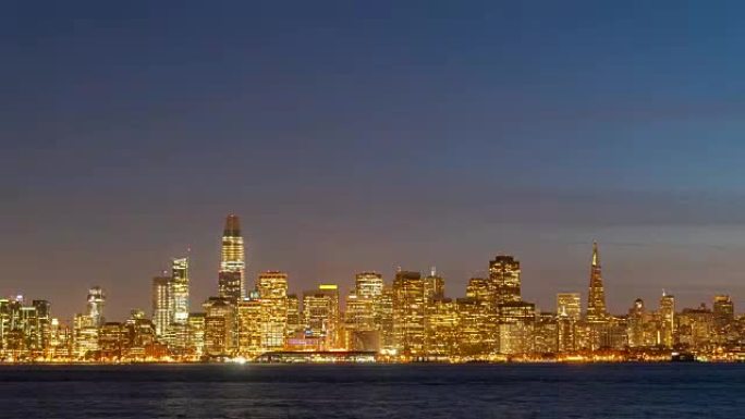 美国日落加利福尼亚州金银岛黄昏时分的旧金山市中心天际线