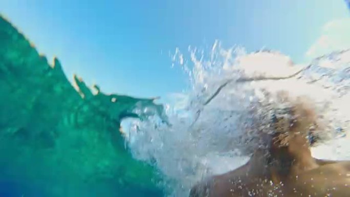 4k肖像俏皮男性朋友与可穿戴相机跳入阳光明媚的夏季海洋，实时