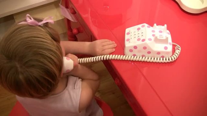 （HD1080i）初级行政人员电话技能；孩子在玩具手机上讲话