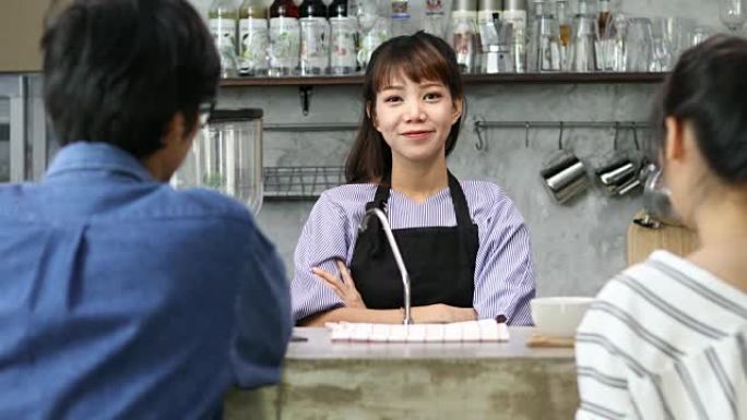 亚洲女老板咖啡店