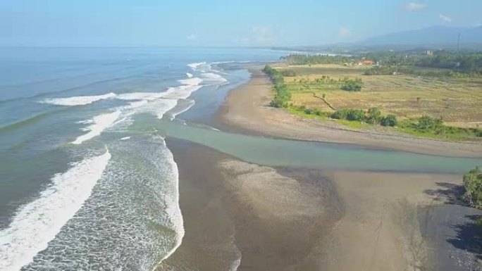 空中肮脏的农田废水流入海洋并污染巴厘岛海岸