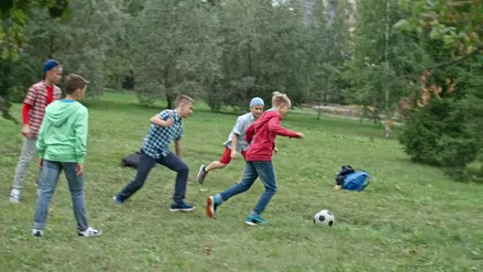 一群踢足球的男孩