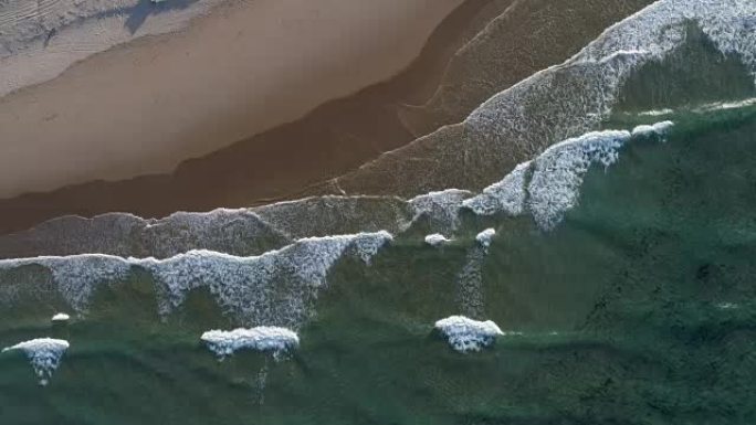 海浪撞击海岸的空中静态视图