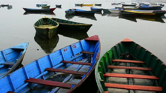 尼泊尔博卡拉费瓦湖上的船只