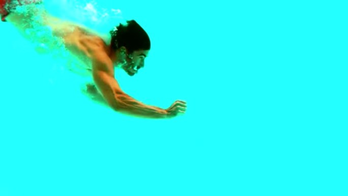 帅哥在水下游泳