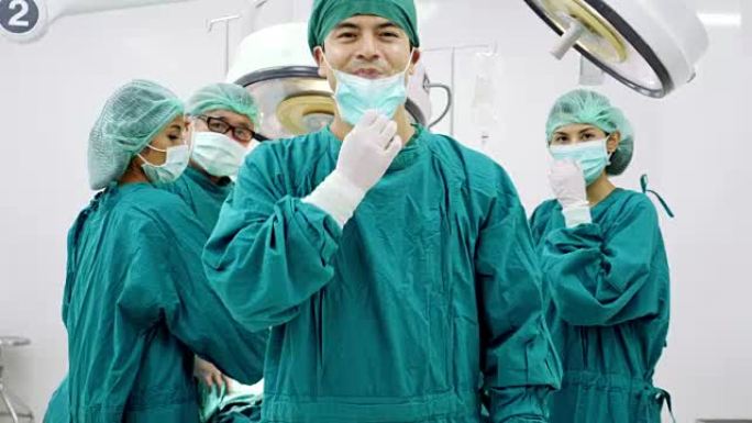 手术室里微笑的男性外科医生的肖像。