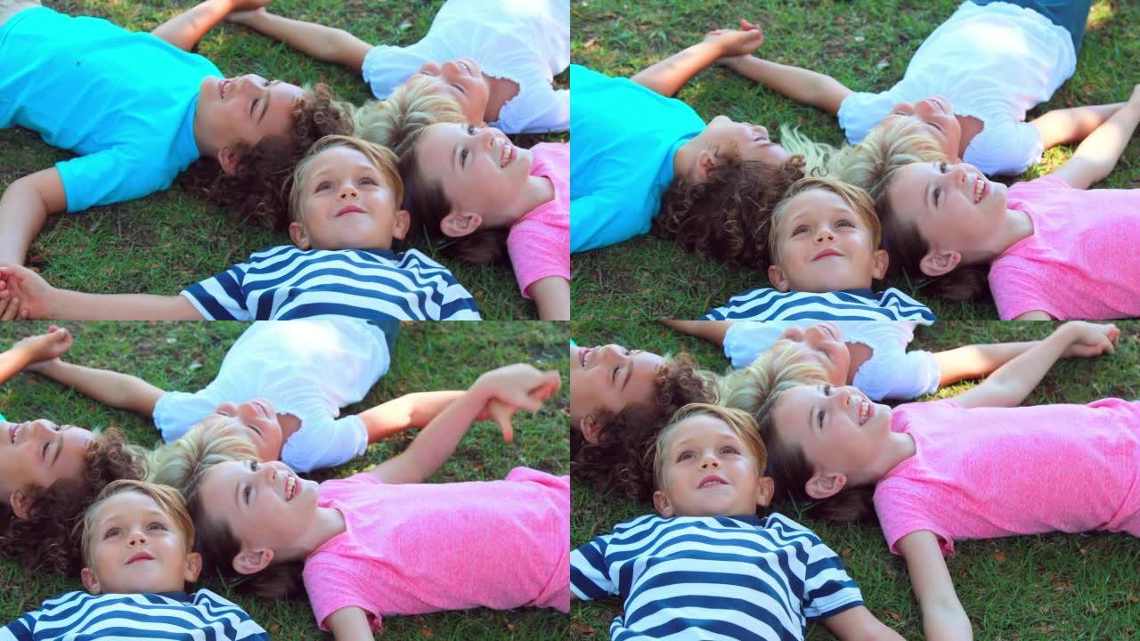 孩子们躺在草地上微笑