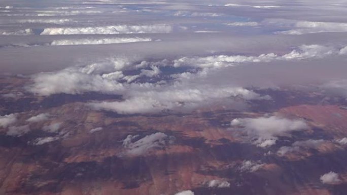 慢动作: 在广阔的红沙沙漠上高飞在污染云层上方