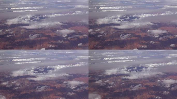 慢动作: 在广阔的红沙沙漠上高飞在污染云层上方