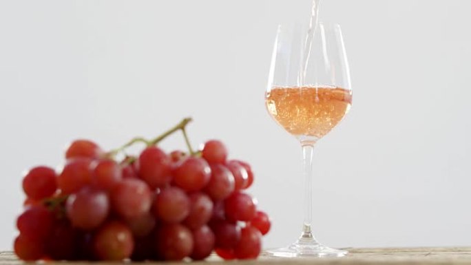 玻璃中掉落的红葡萄和葡萄酒的特写镜头
