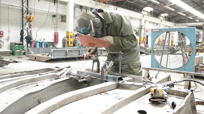焊接现代化机械设备工厂车间实拍电焊工人