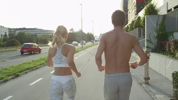 特写: 年轻的高加索男人和女人沿着阳光普照的混凝土路面奔跑。