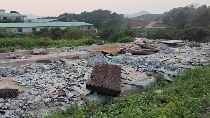 推倒房子夷为平地工地建筑一片荒凉野草丛生