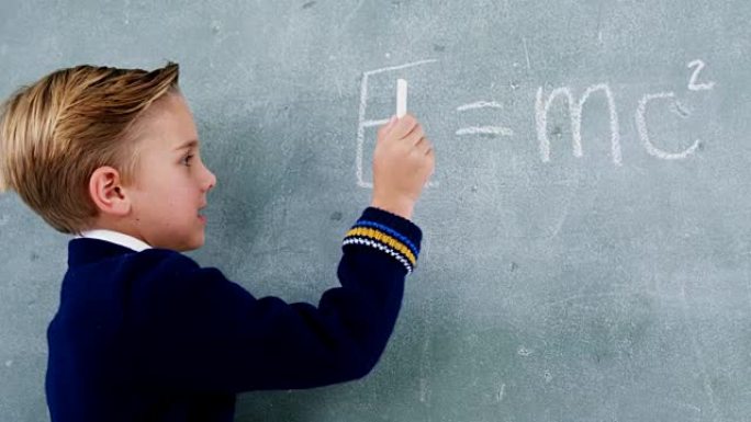 男生在黑板上做数学