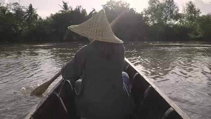 4k。泰国河上的女人划桨船。