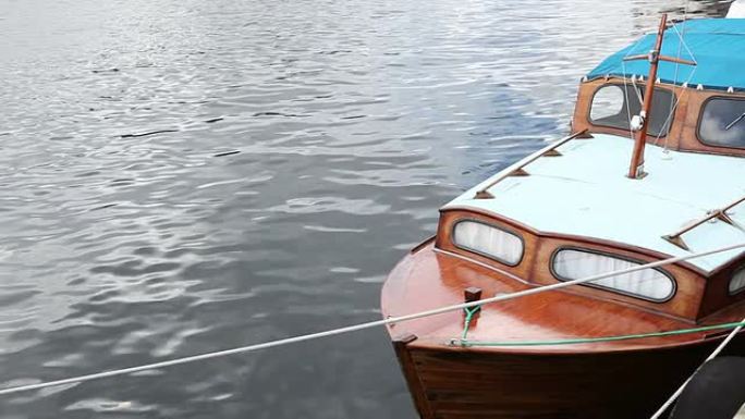 卑尔根港的木制复古船