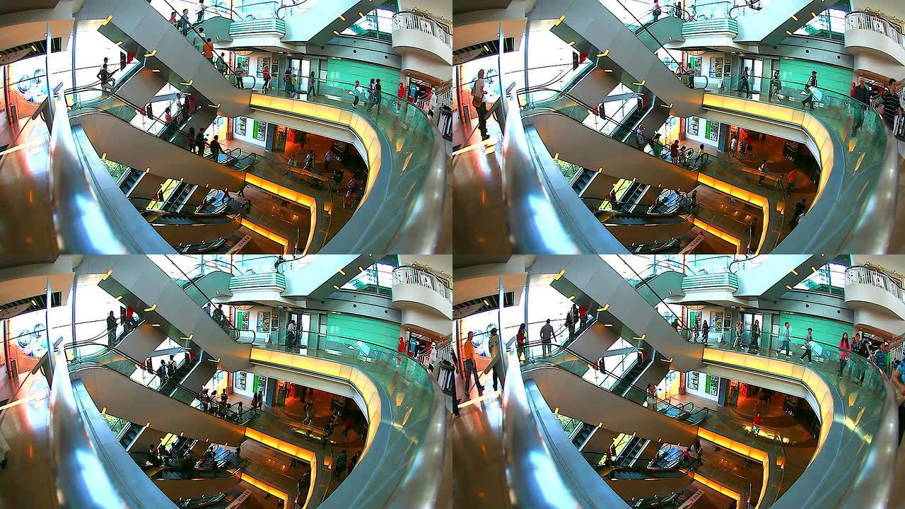 高清：购物中心的自动扶梯上挤满了人。