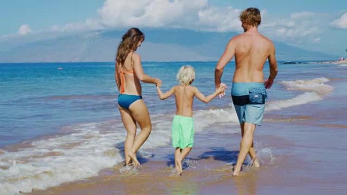 家人在海滩度假