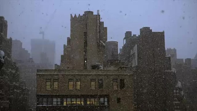 城市中的暴风雪。积雪覆盖的建筑、屋顶和街道。