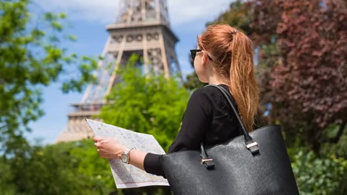 巴黎战神花园的女人，看着埃菲尔铁塔