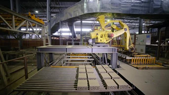 在现代工厂工作的机器人。
