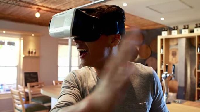 男子在4k餐厅使用虚拟现实耳机