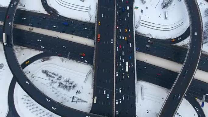 城市十字路口高架高速公路上交通的俯视图。空中。