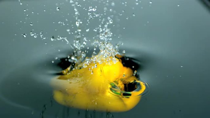 黄椒掉进水里