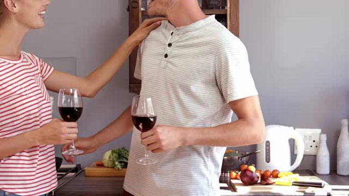 夫妇在烹饪时喝红酒
